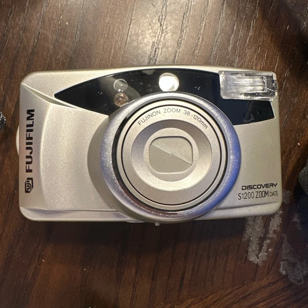 Fujifilm S1200 Discovery Zoom Date 120 35mm Point Shoot, Brand New Remote, Case